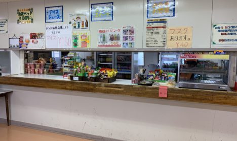 お昼休みの食堂1