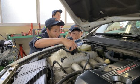 工場の中の学生の愛車