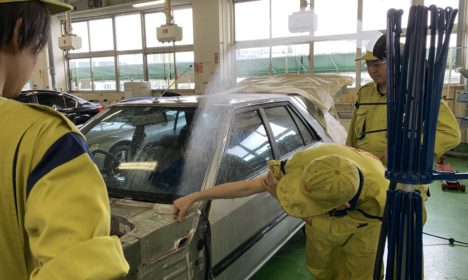 受注車の雨漏り修理中