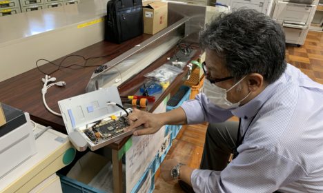 佐藤先生、検温器を修理