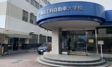 玄関回りお色直し中