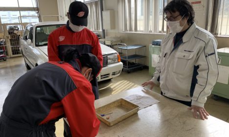 留学生が試験前の練習