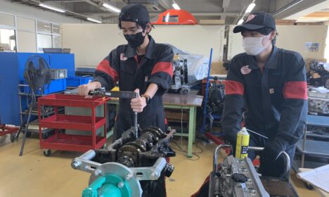 エンジン分解組み立て実習