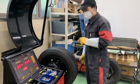 タイヤ脱着の実習